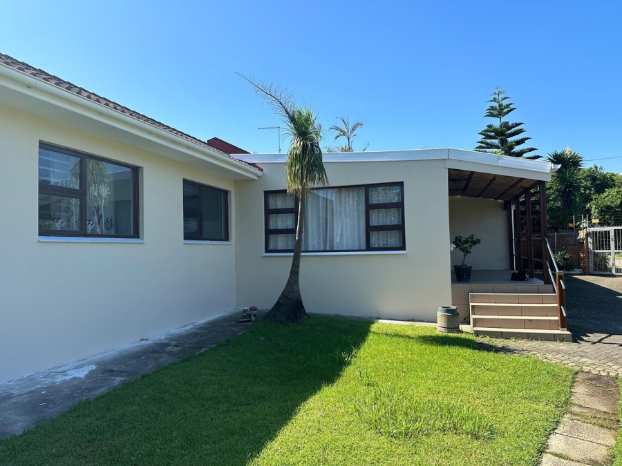 4 Bedroom Property for Sale in Sunrise On Sea Eastern Cape